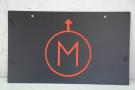 Hinweis Schild: M in Kreis 