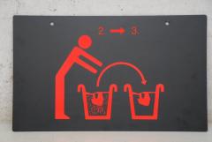 Hinweis Schild: Gasmaske reinigen 