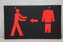 Hinweis Schild: Kleiderausgabe 