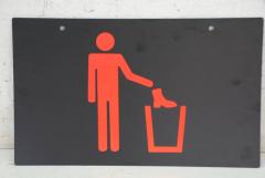 Hinweis Schild: Stiefel entsorgen 