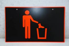 Hinweis Schild: Stiefel entsorgen 