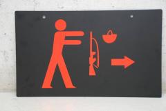 Hinweis Schild: Abgabe Waffen + Gerät 