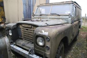 Land Rover 109 zum Restaurieren 
